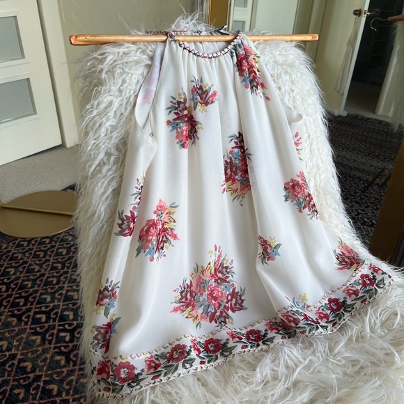 Beautiful Joie top with floral design - Picture 9 of 14